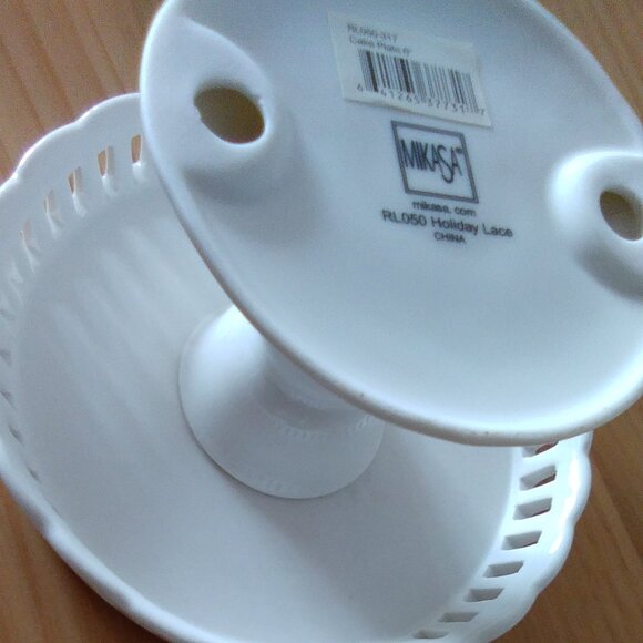 Mikasa 'Holiday Lace' Christmas Porcelain Cake Plate With Delicate Holly Design - Picture 3 of 11